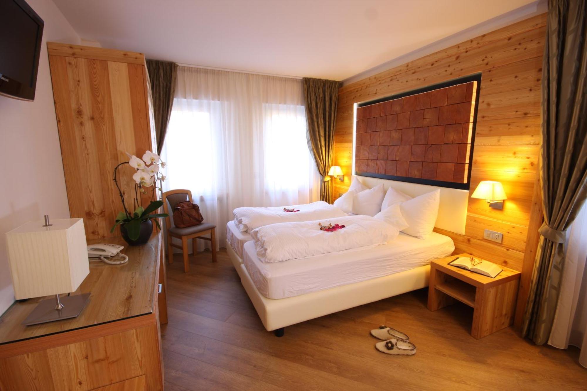 Hotel Pineta บาเซลกา ดิ ปีเน ภายนอก รูปภาพ